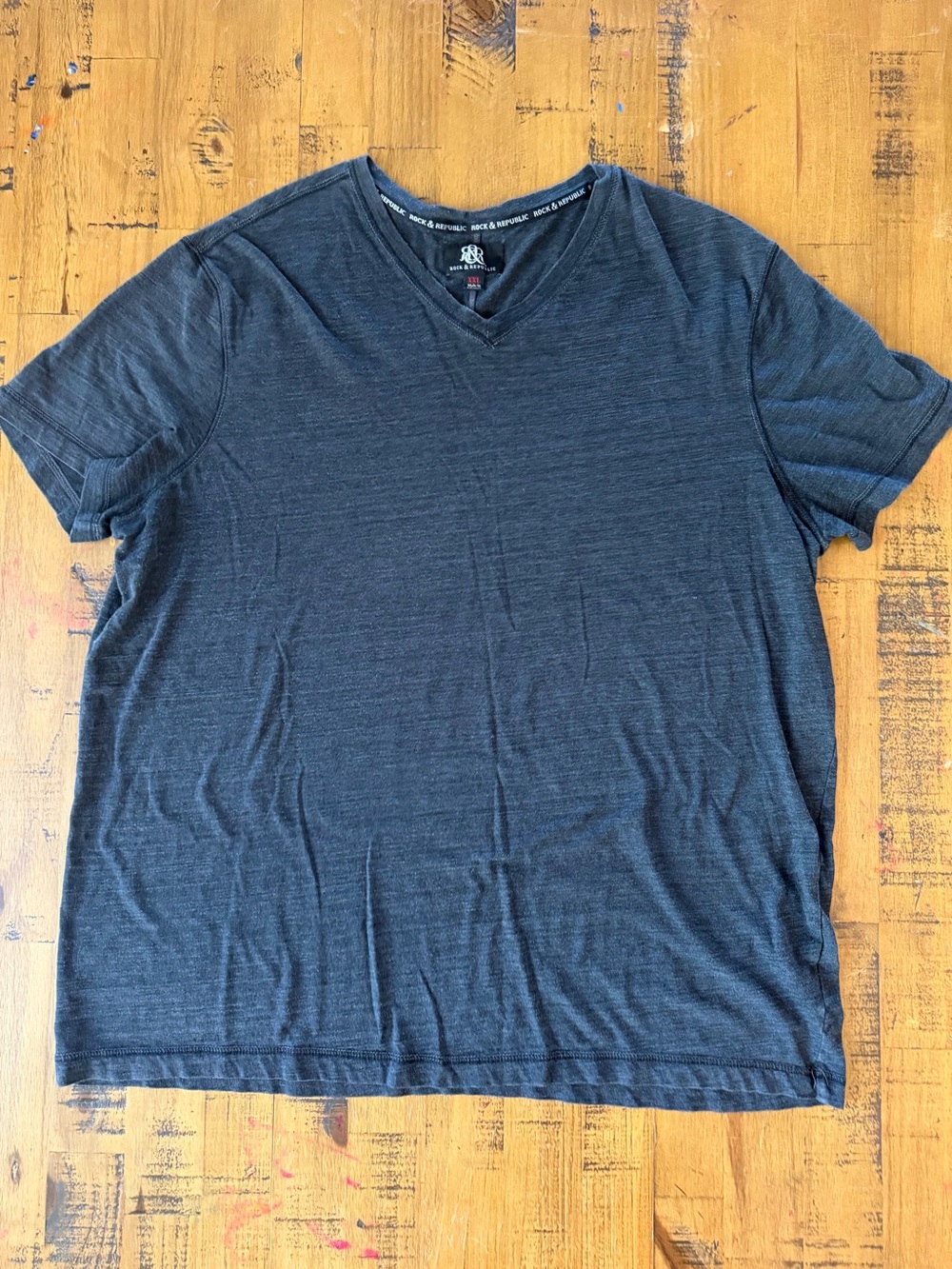 Rock & Republic Men's V-Neck Short Sleeve Tee - Charcoal Gray